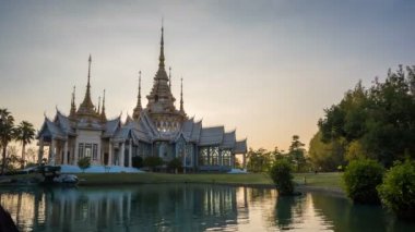 Gün batımında Amphoe Sikhiu, Tayland 'daki Wat Non Kum' daki Nakhon Rashchasima Tapınağı 'nın 4K tarihi geçişi