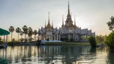 Gün batımında Amphoe Sikhiu, Tayland 'daki Wat Non Kum' daki Nakhon Rashchasima Tapınağı 'nın 4K tarihi geçişi