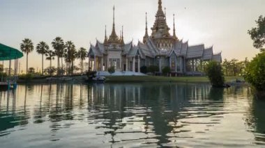 Gün batımında Amphoe Sikhiu, Tayland 'daki Wat Non Kum' daki Nakhon Rashchasima Tapınağı 'nın 4K tarihi geçişi