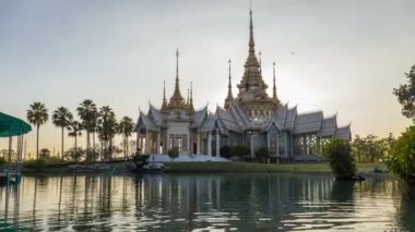 Gün batımında Amphoe Sikhiu, Tayland 'daki Wat Non Kum' daki Nakhon Rashchasima Tapınağı 'nın 4K tarihi geçişi