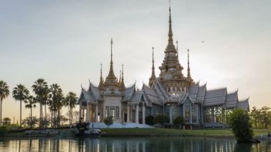 Gün batımında Amphoe Sikhiu, Tayland 'daki Wat Non Kum' daki Nakhon Rashchasima Tapınağı 'nın 4K tarihi geçişi