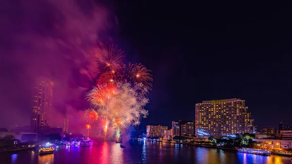 Fuegos Artificiales Para Celebrar Año Nuevo Río Chao Phraya Bangkok — Foto de Stock
