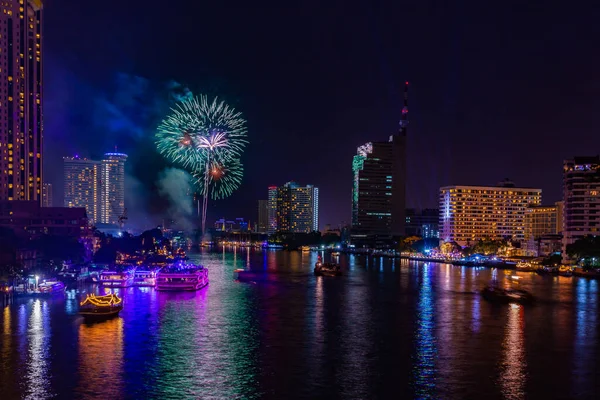 Fuegos Artificiales Para Celebrar Año Nuevo Río Chao Phraya Bangkok — Foto de Stock