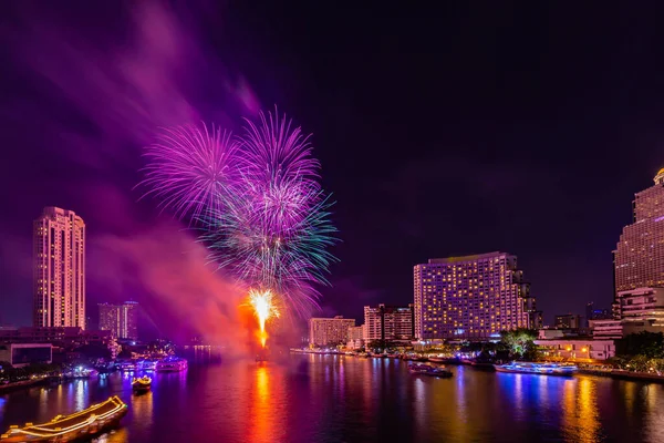 Fuegos Artificiales Para Celebrar Año Nuevo Río Chao Phraya Bangkok — Foto de Stock