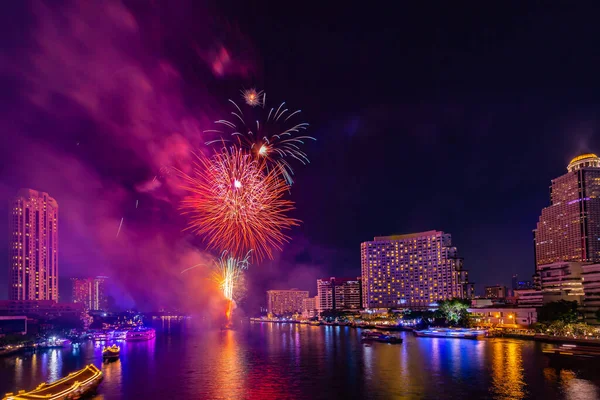 Fuegos Artificiales Para Celebrar Año Nuevo Río Chao Phraya Bangkok — Foto de Stock