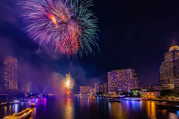 Fuegos Artificiales Para Celebrar Año Nuevo Río Chao Phraya Bangkok — Foto de Stock