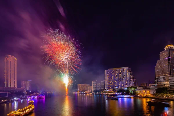 Fuegos Artificiales Para Celebrar Año Nuevo Río Chao Phraya Bangkok — Foto de Stock