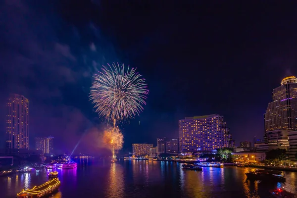 Fuegos Artificiales Para Celebrar Año Nuevo Río Chao Phraya Bangkok — Foto de Stock