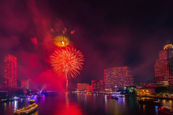 Fuegos Artificiales Para Celebrar Año Nuevo Río Chao Phraya Bangkok — Foto de Stock