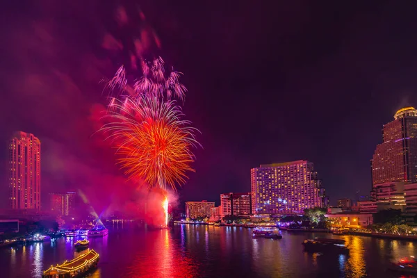 Fuegos Artificiales Para Celebrar Año Nuevo Río Chao Phraya Bangkok — Foto de Stock