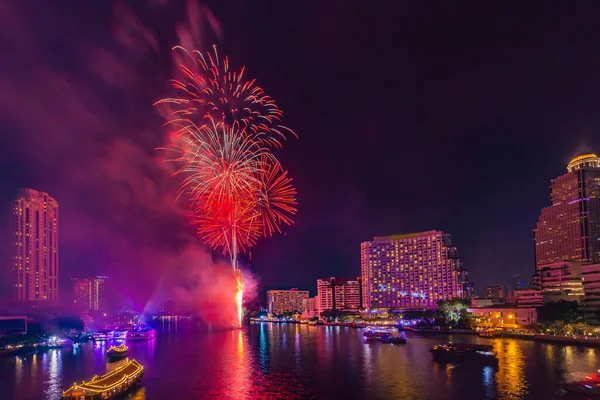 Fuegos Artificiales Para Celebrar Año Nuevo Río Chao Phraya Bangkok — Foto de Stock