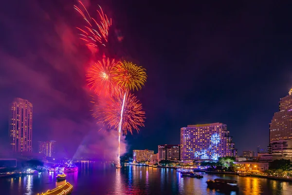 Fuegos Artificiales Para Celebrar Año Nuevo Río Chao Phraya Bangkok — Foto de Stock