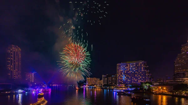 Fuegos Artificiales Para Celebrar Año Nuevo Río Chao Phraya Bangkok — Foto de Stock