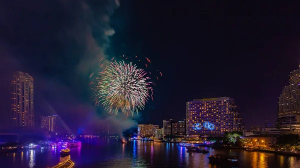 Fuegos Artificiales Para Celebrar Año Nuevo Río Chao Phraya Bangkok — Foto de Stock