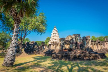 Prasat Hin Phanom Wan Tarihi Parkı, Nakhon ratchasima, Tayland. Eski Khmer zamanlarında kumtaşından yapılmıştı.