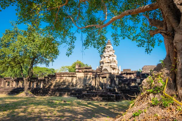 Prasat Hin Phanom Wan Tarihi Parkı, Nakhon ratchasima, Tayland. Eski Khmer zamanlarında kumtaşından yapılmıştı.