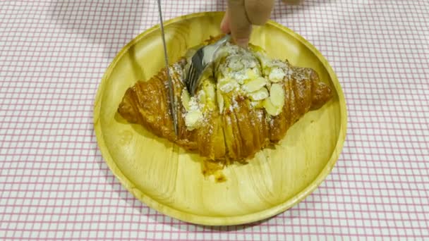 Femme Tranchant Croissant Dans Une Assiette Bois Sur Table — Video