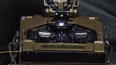 Uzman teknisyenler fiber optik kabloyu bağlıyorlar..