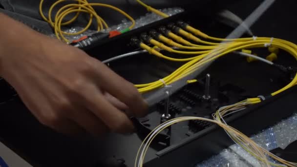 기술자들이 광섬유 케이블을 연결하여 만들고 — 비디오