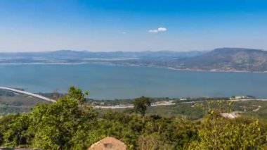 Tayland kırsalında dağ manzarası ve yağmur bulutu zamanı.