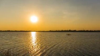 Huay Yang Rezervuarında Günbatımı ve Alacakaranlık, Nakhon Ratchasima, Tayland