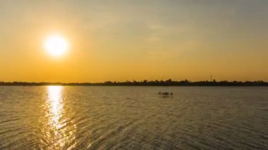 Huay Yang Rezervuarında Günbatımı ve Alacakaranlık, Nakhon Ratchasima, Tayland