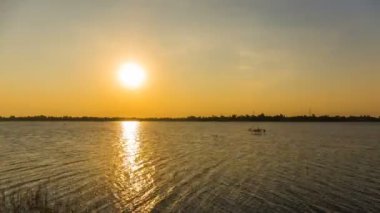 Huay Yang Rezervuarında Günbatımı ve Alacakaranlık, Nakhon Ratchasima, Tayland