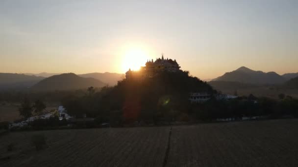 Landschaft Des Wat Simalai Songtham Auf Dem Berg Bei Sonnenuntergang — Stockvideo