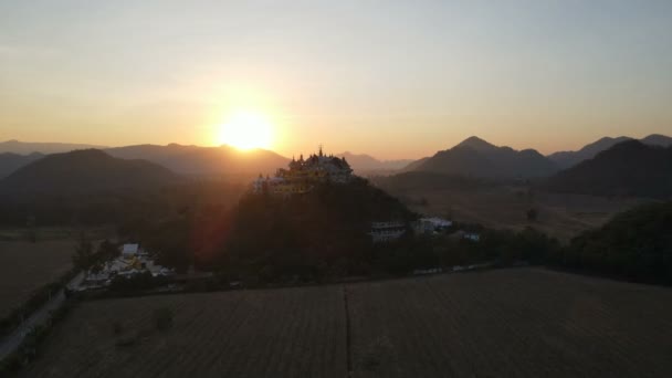 Τοπίο Του Wat Simalai Songtham Στο Βουνό Ηλιοβασίλεμα Και Λυκόφως — Αρχείο Βίντεο