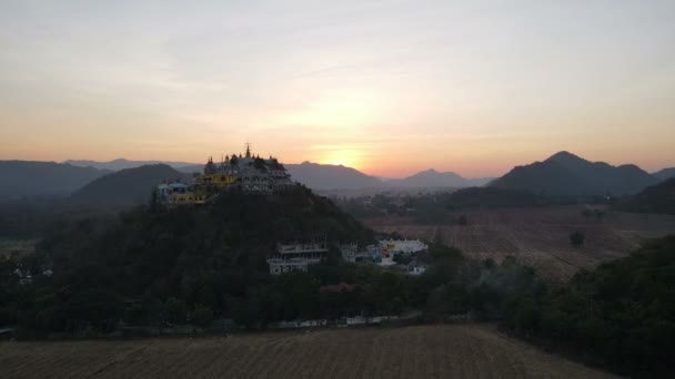 Paisagem Wat Simalai Songtham Montanha Pôr Sol Crepúsculo Pak Chong — Vídeo de Stock