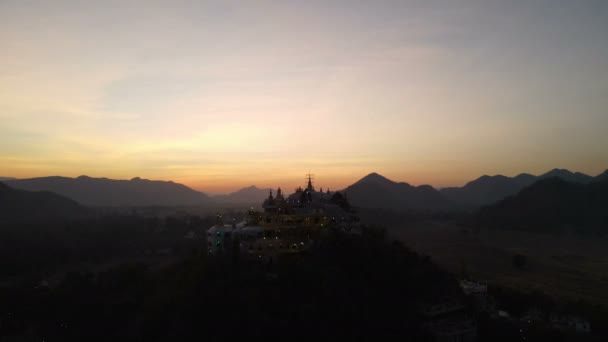 Τοπίο Του Wat Simalai Songtham Στο Βουνό Ηλιοβασίλεμα Και Λυκόφως — Αρχείο Βίντεο