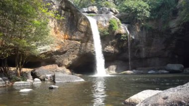 Haew Suwat Şelalesi Khao Yai Ulusal Parkı 'nın derin ormanlarında, Pak Chong, Tayland.