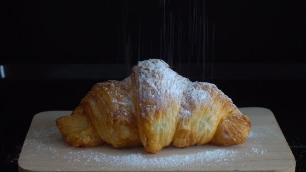 Croissants Placas Madera Espolvoreadas Con Azúcar Glaseado — Vídeos de Stock