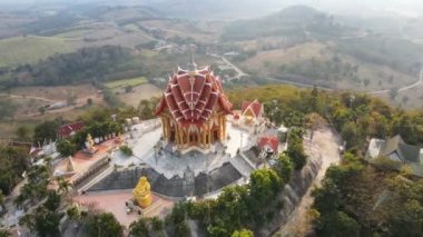 Wat Pa Phu Hai Long dağının manzarası gün batımında ve alacakaranlıkta Pak Chong, Nakhon Ratchasima, Tayland.