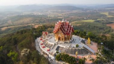 Wat Pa Phu Hai Long dağının manzarası gün batımında ve alacakaranlıkta Pak Chong, Nakhon Ratchasima, Tayland.
