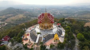 Wat Pa Phu Hai Long dağının manzarası gün batımında ve alacakaranlıkta Pak Chong, Nakhon Ratchasima, Tayland.