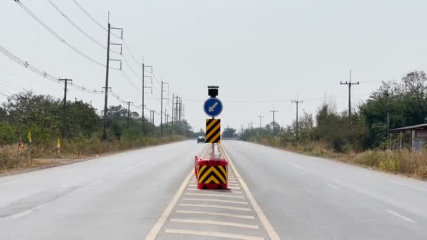 Verkeersbord Met Een Bocht Licht Het Midden Van Een Landweg — Stockvideo