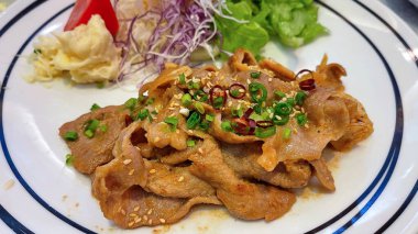 Biftek kızartması ve tabakta salata sebzesi.