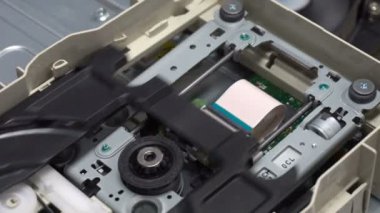 CD ROM 'un içinde tepsi kaydırma ve lazer okuyucu ile sistemin işleyişini göster.