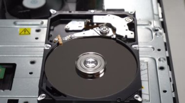 4K Bilgisayar PC veya Sunucu ve Bulut teknolojisi için okuma ve yazma verileri ve iç yapısını içeren bir sabit disk sürücüsünü kapat.