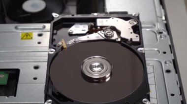 4K Bilgisayar PC veya Sunucu ve Bulut teknolojisi için okuma ve yazma verileri ve iç yapısını içeren bir sabit disk sürücüsünü kapat.