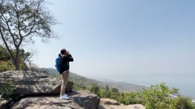 Uçurumlara ve geniş manzaralara bağıran kadın turistler, seyahat özgürlüğünü gösteriyorlar..