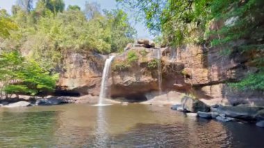 Haew Suwat Şelalesi Tayland 'ın Nakhon Ratchasima Eyaleti, Khao Yai Ulusal Parkı' ndaki derin bir ormanda bulunan büyük bir şelaledir..