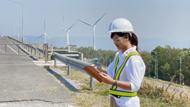 Азиатские Женщины Инженеры Проверяют Представляют Отчеты Открытом Воздухе Энергетических Ветряных — стоковое видео
