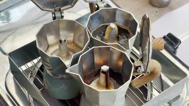 Приготовление Кофе Американо Эспрессо Итальянским Кофе Мока — стоковое видео