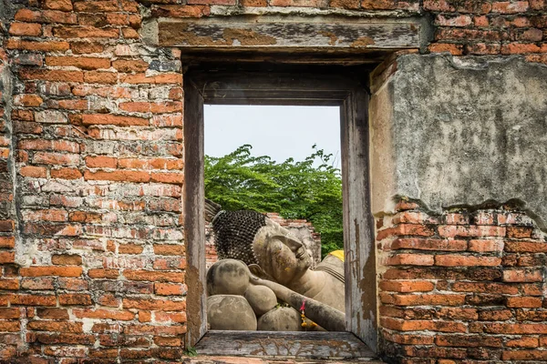 Ayutthaya Tayland Daki Wat Phutthaisawan Uyuyan Bir Buda Heykeli — Stok fotoğraf
