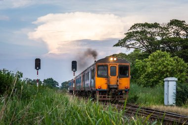 Akşamları Tayland 'da yolcuları taşımak için dizel tren..