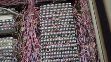 Bir PABX telefon kulübesinde analog sisteminde birçok renkte kablolar birbirine bağlanır..