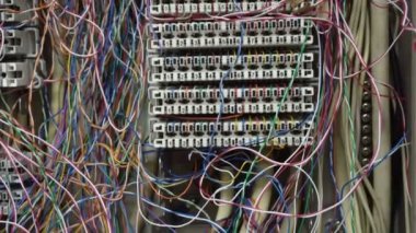 Bir PABX telefon kulübesinde analog sisteminde birçok renkte kablolar birbirine bağlanır..