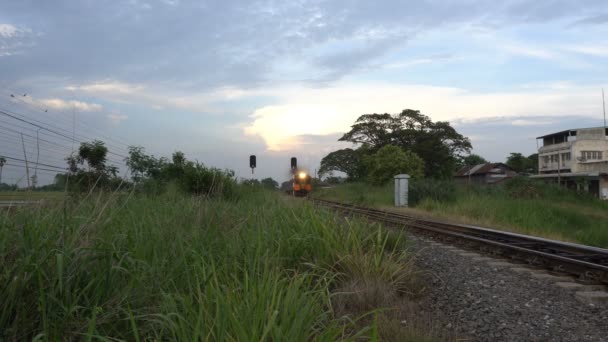 Diesel Τρένο Για Μεταφορά Επιβατών Που Ύπαιθρο Στην Ταϊλάνδη Βράδυ — Αρχείο Βίντεο